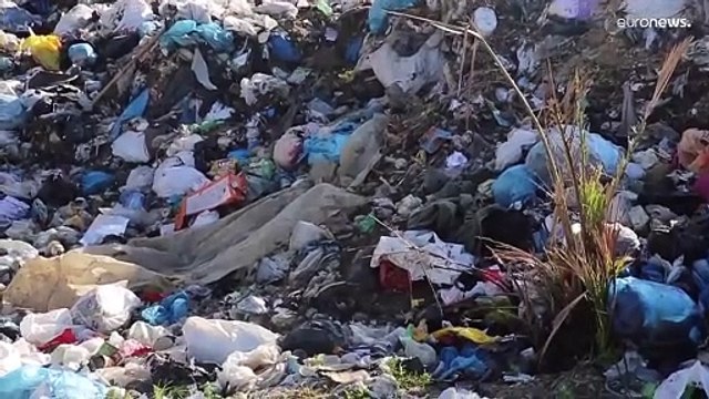 بسبب الحرب الإسرائيلية.. النفايات تنتشر في شوارع قطاع غزة مع تعطل الخدمات الأساسية