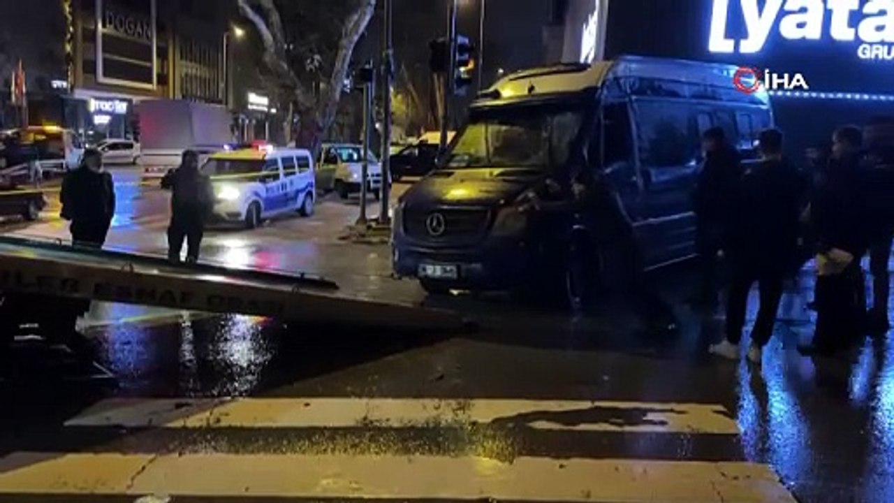Ankara’da otomobilin çarptığı dolmuş devrildi: 11 yaralı
