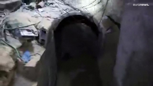 شاهد: القوات الإسرائيلية تدعي العثور على نفق لحماس في خانيونس احتجز فيه عدد من الرهائن