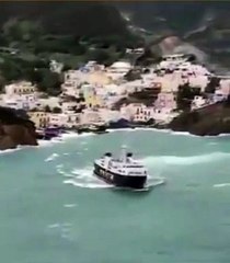 Panico a Ponza, traghetto rischia di ribaltarsi: auto rovesciate