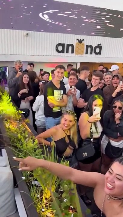 WATCH: #Anto Pane took off her bra in the middle of a party in Mar del Plata