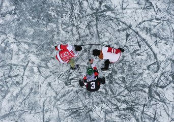 Çıldır Gölü’nde buz hokeyi heyecanı!