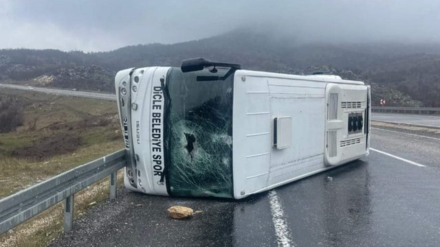 Diyarbakır'da futbolcuları taşıyan midibüs kaza yaptı