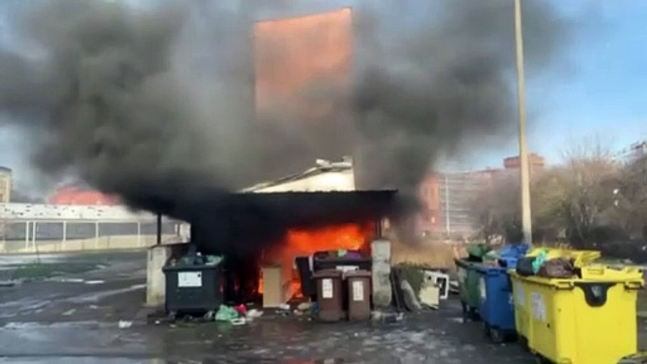 Pożar wiaty śmietnikowej w Gdańsku