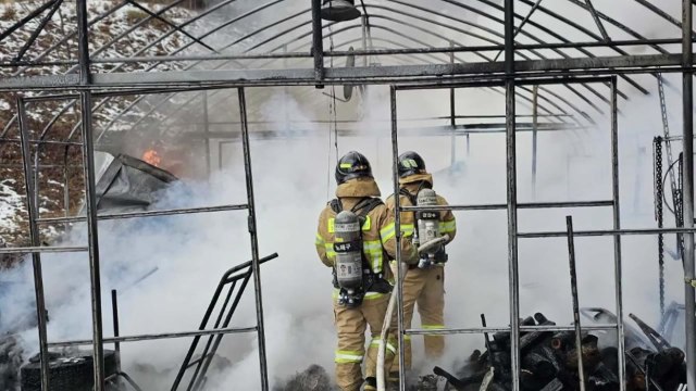 강원도 영월군 비닐하우스 화재...연기 흡입 60대 병원 이송 / YTN