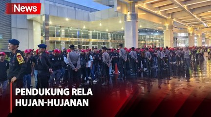 Pendukung Rela Hujan-hujanan di JCC Tunggu Kehadiran Paslon