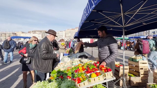 Marseille. Sur le Vieux Port, le marché alimentaire du dimanche rencontre un grand succès