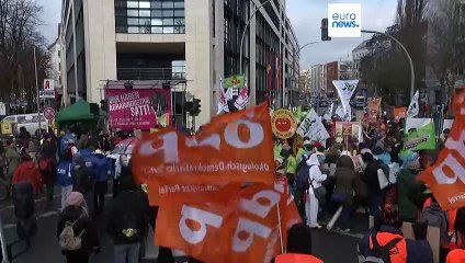 Télécharger la video: Crisi economica: proteste degli agricoltori dalla Francia alla Romania