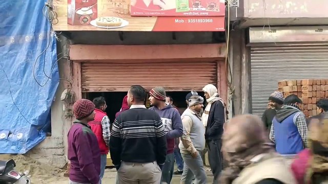 चोरों ने तीन दुकानों के ताले तोड़े, नकदी व दस्तावेज ले गए..व्यापारियों ने लगाया जाम...देखें वीडियो