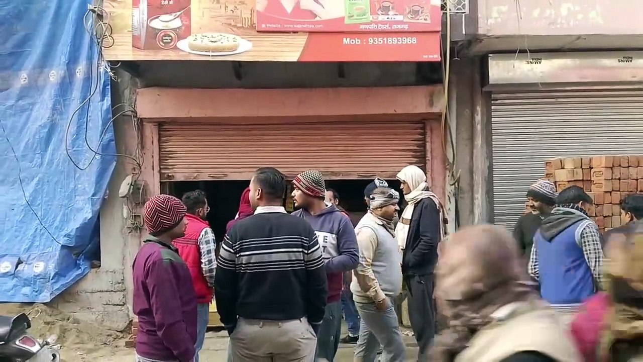 चोरों ने तीन दुकानों के ताले तोड़े, नकदी व दस्त...