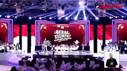 Masuk Arena Debat, Ganjar dan Mahfud Pamer Syal Mapala Berjargon Sat-Set
