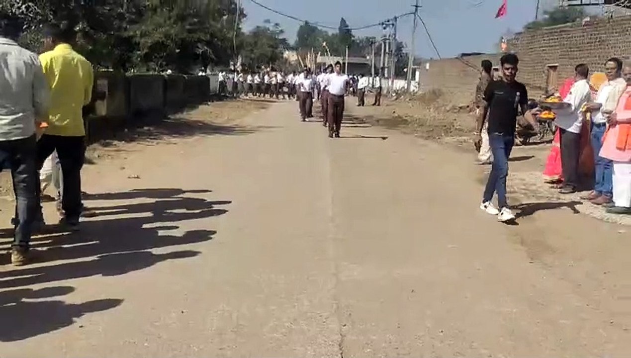 पथ संचलन का पुष्पवर्षा के साथ किया स्वागत
