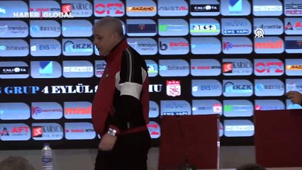 Sumudica’nın basın toplantısı sırasında gazeteciler salonu terk etti