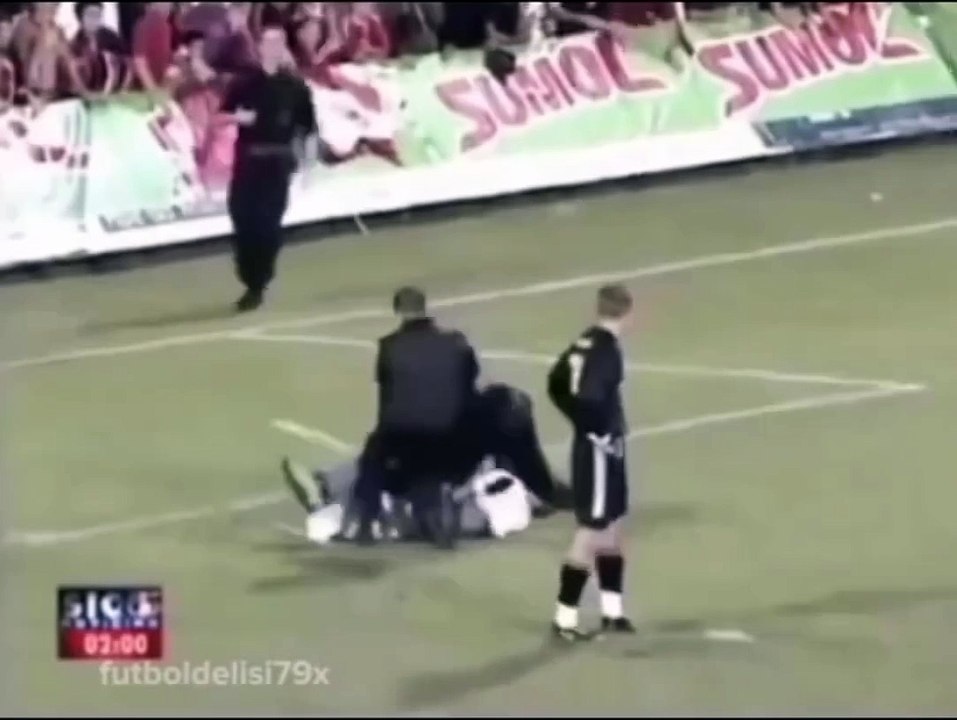 Never leave your mates!   #ultras #hooligans #football #ultrasworld #casual #acab #awaydays #nopyronoparty...rasmentality #fans #casualstyle #ultraslife #stoneisland #ultrastifo #soccer #liga #ultrasliberi #hooligan #calcio #tifosi