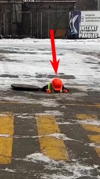 Ce chien intervient en voyant un égoutier coincé sous une voiture