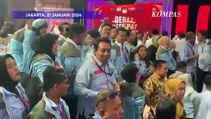 Momen Kebersamaan Anies & Ganjar Bersama Pendukung Usai Debat Keempat Cawapres 2024