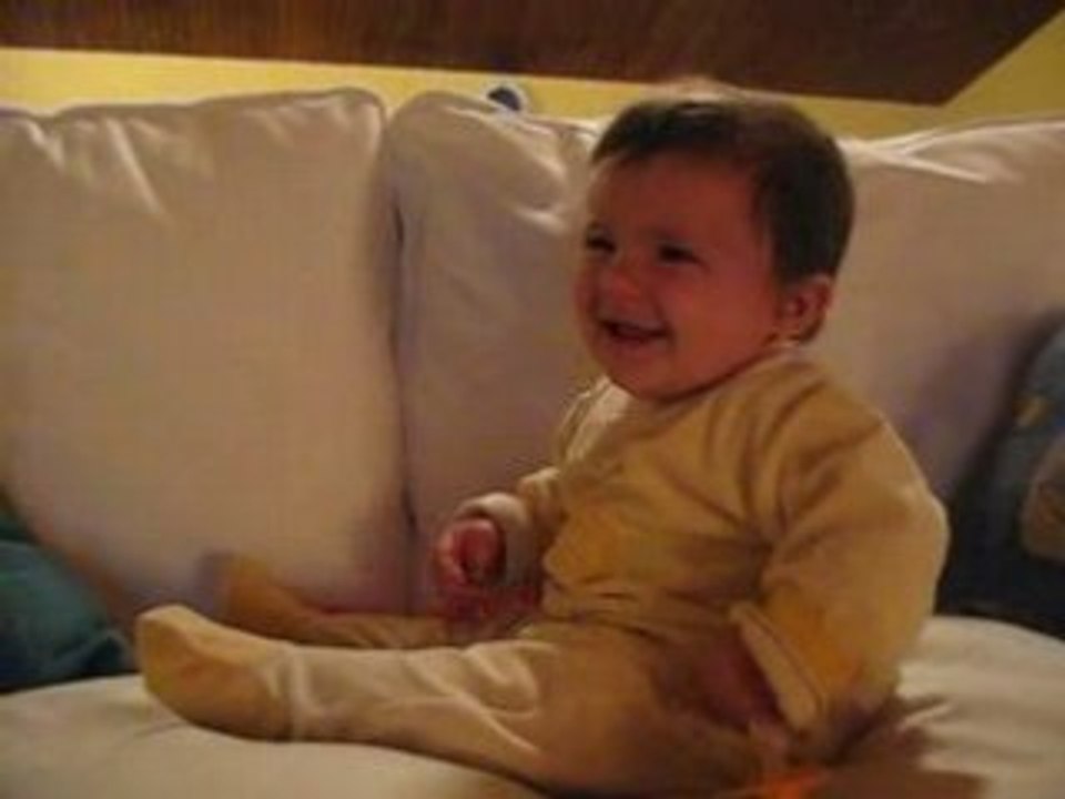 Léïa fait rire éloann 3