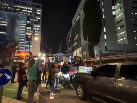 متظاهرون وأهالي أسرى إسرائيليين لدى المقاومة في غزة يغلقون مدخل مقر وزارة جيش الاحتلال في تل أبيب .