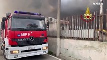 In fiamme deposito di abbigliamento ad Agnano: nessun ferito