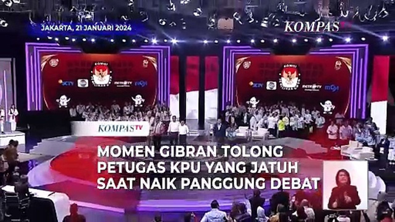 Momen Gibran Tolong Petugas KPU yang Jatuh saat Naik Panggung Debat Cawapres