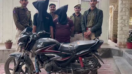 Video herunterladen: पुलिस बन टक्कर मारना बताकर धमकाया, 14 हजार रुपए लूटे