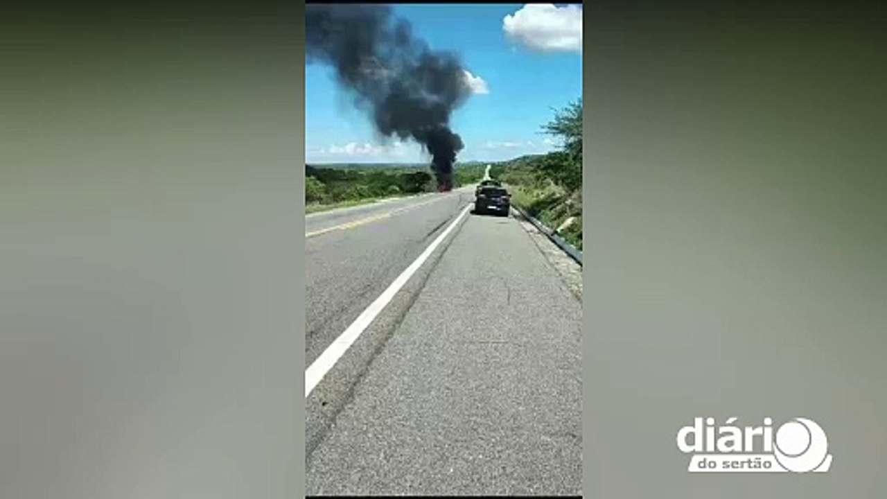 Colisão entre carro e moto deixa 2 pessoas mortas e uma criança em estado grave, na região de Patos