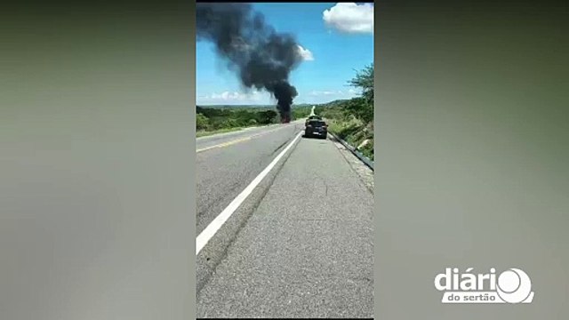 Colisão entre carro e moto deixa 2 pessoas mortas e uma criança em estado grave, na região de Patos