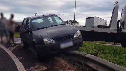 Veículo fica trepado em Guard Rail no Trevo do Guarujá