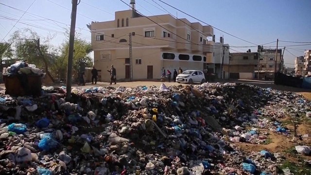 تراكم النفايات يهدد بكارثة صحية في دير البلح بجنوب غزة