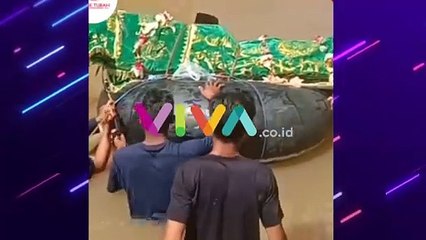 Antar Jenazah, Warga Bertaruh Nyawa Melawan Arus Sungai