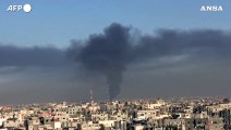 Gaza, colonna di fumo si alza sui palazzi di Khan Yunis