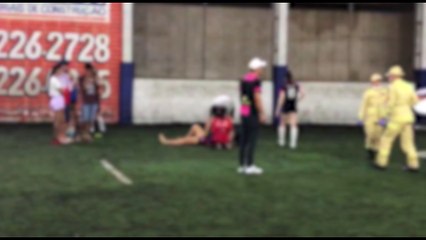 Mulher lesiona joelho durante jogo de futebol no Jardim Cristal