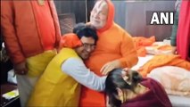 Video: भोजपुरी स्टार निरहुआ और आम्रपाली दुबे ने जगद्गुरु रामभद्राचार्य से लिया आशीर्वाद, सामने आया वीडियो