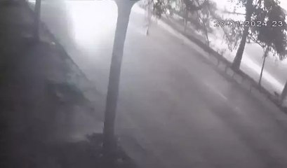 Karşı şeride geçmeye çalışırken iki otomobilin altında kalıp hayatını kaybetti