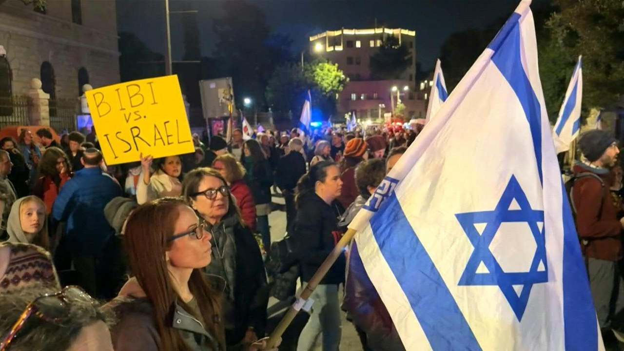 Protest gegen israelische Regierung - Demonstranten fordern Neuwahl