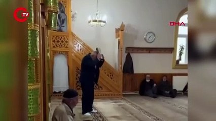 Kuran'ı 3 kez öptü, sonra ayağı ile bastı: Gözaltına alındı