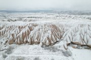 Kapadokya'ya kar yağdı: Görüntüler muhteşem!