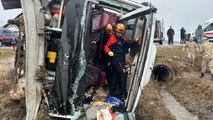 Yolcu midibüsünün devrilmesi sonucu 27 kişi yaralandı
