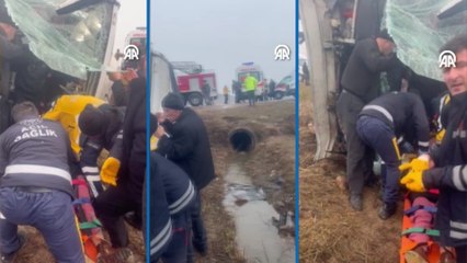 Yolcu midibüsünün devrilmesi sonucu 27 kişi yaralandı