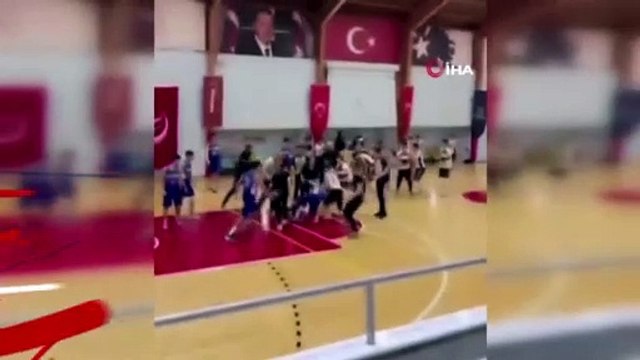 Basketbol sahası boks ringine döndü... Bir oyuncu yaralandı