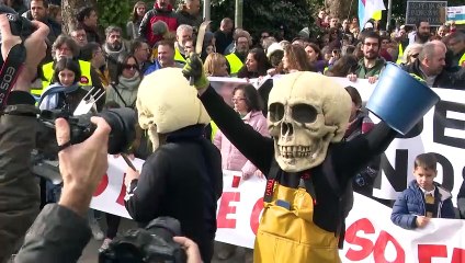 Miles de personas se manifiestan "en defensa del futuro del mar" en Galicia