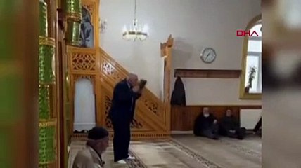 Camide Kur'an-ı Kerim'e ayak basma skandalı