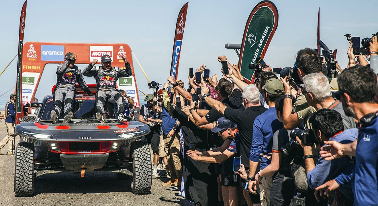 Carlos Sainz y Cristina Gutiérrez regresan a España como campeones del Rally Dakar 2024