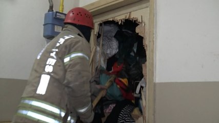 Emekli öğretmenin dairesinden çöp ev çıktı