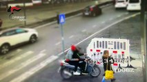 Napoli, violenta rapina con lo scooter: il video della donna scippata del cellulare sul marciapiede