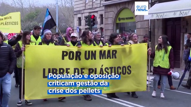 Milhares protestam em Santiago de Compostela contra gestão da crise dos pellets na costa da Galiza