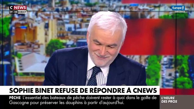 Honte: La patronne de la CGT, Sophie Binet, refuse la simple présence du micro CNews alors qu'elle est en train de parler dans la rue à des journalistes et sa sécurité intervient - Regardez