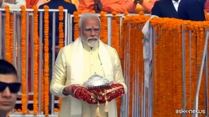 India, Modi inaugura un controverso tempio ind?