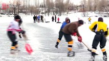 Donan göl üzerinde buz hokeyi oynuyorlar