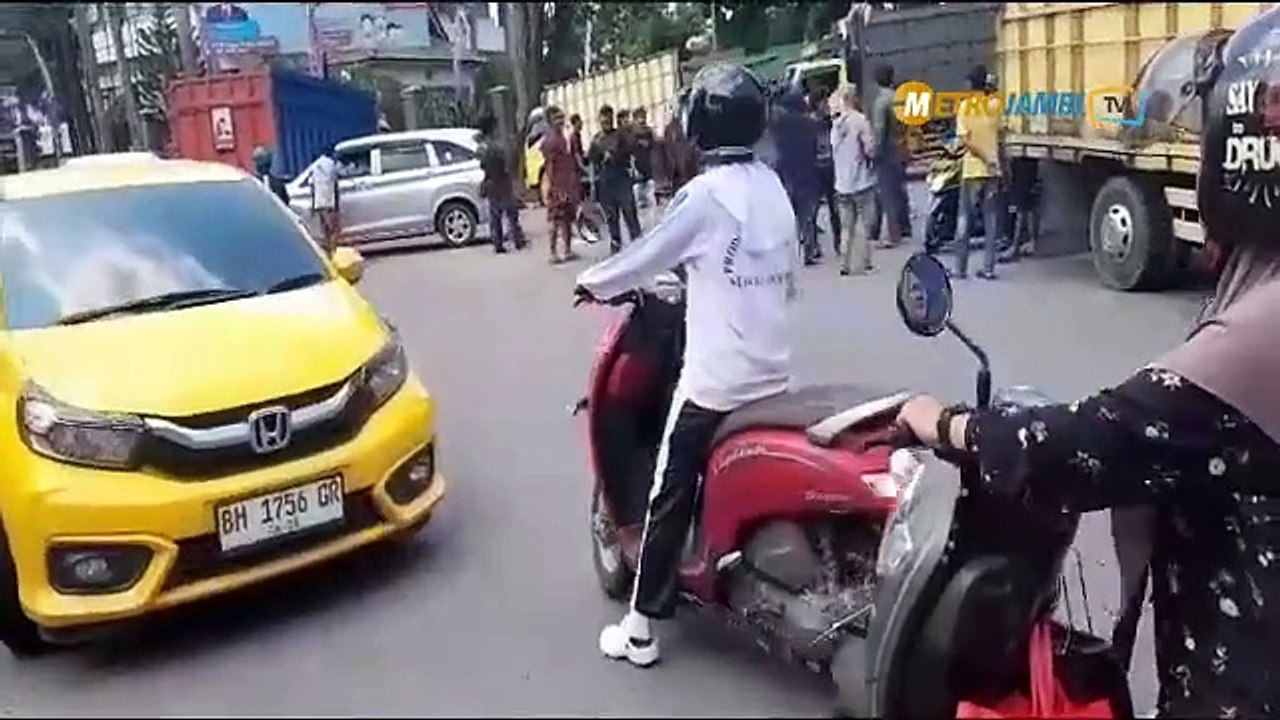 Sejumlah Sopir Truk Batubara Blokir Jalan